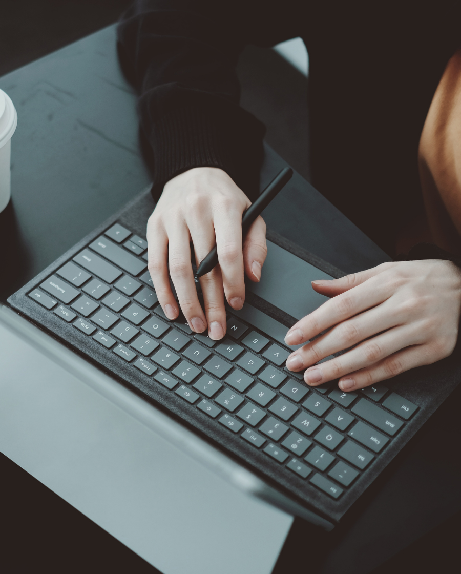 Personne qui tappe sur un clavier d'ordinateur