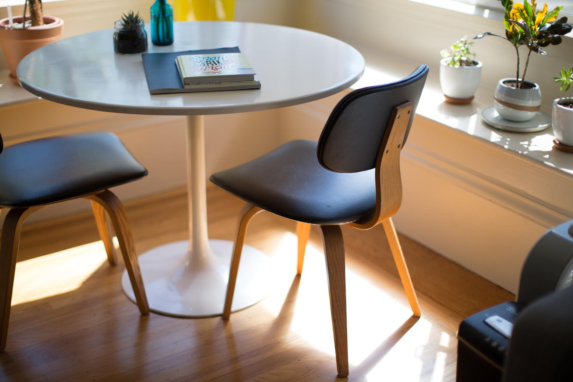 table avec deux chaises